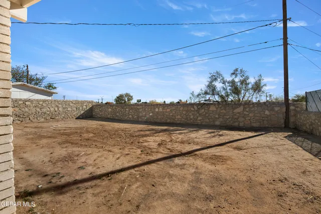 a view of a backyard