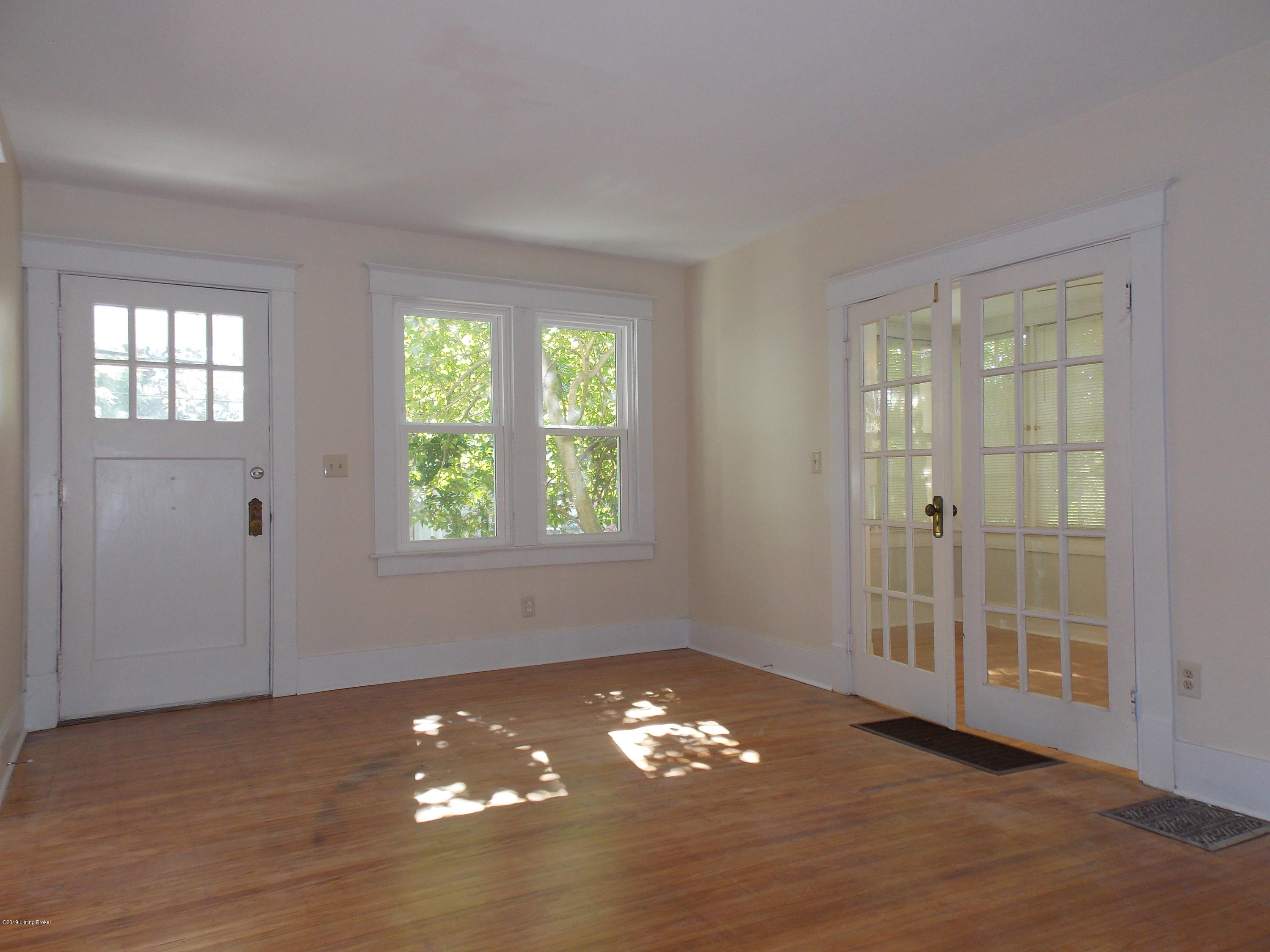 3021 Lexington Road Louisville, KY 40206 - Photo 17 of 53 15-LR toward front door