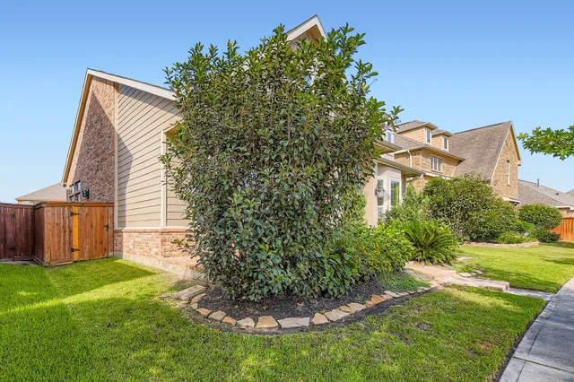 a view of a house with backyard and garden