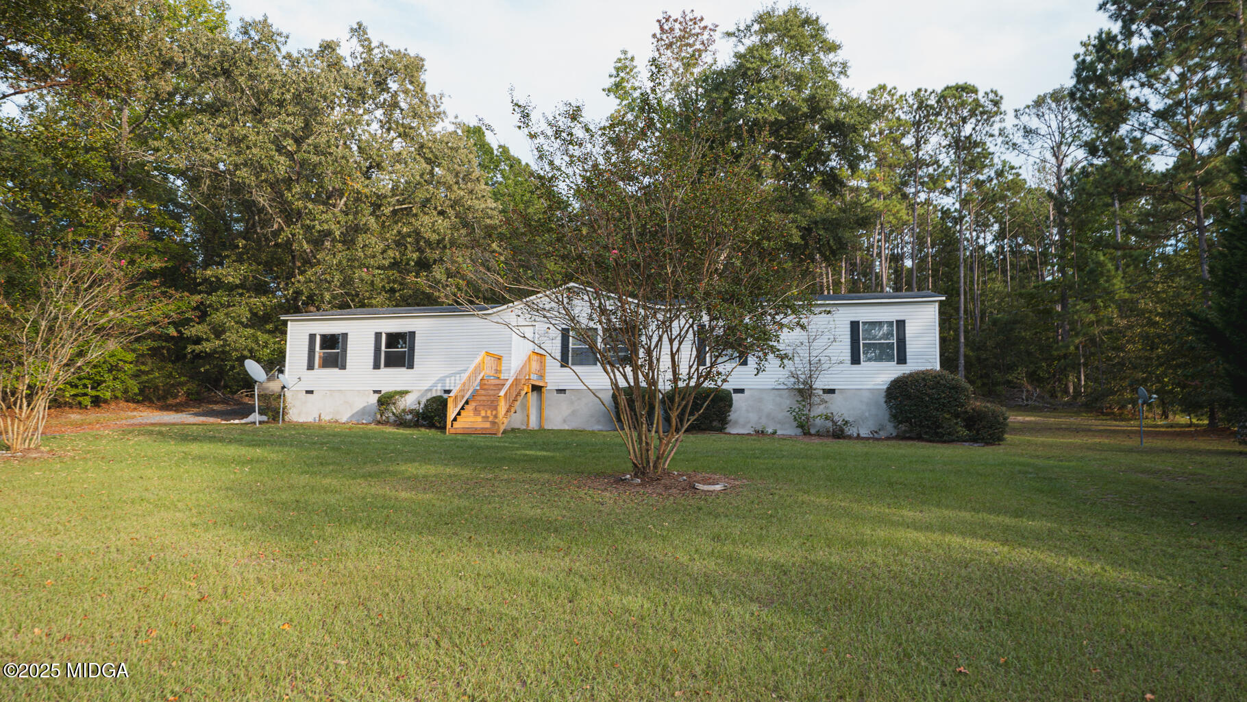 a view of a house with a yard and tree