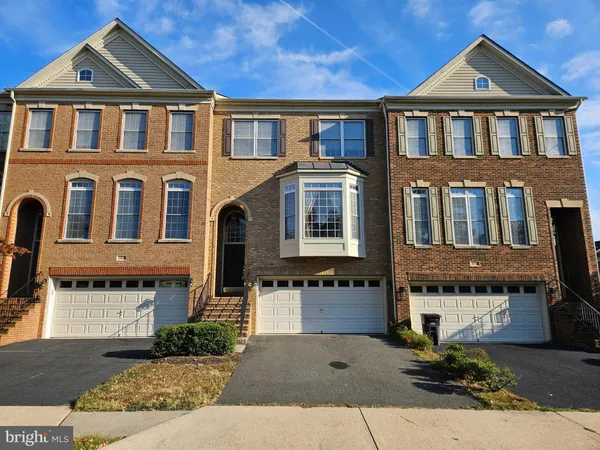 $3,100 | 25860 Commons Square, Chantilly, VA 20152
