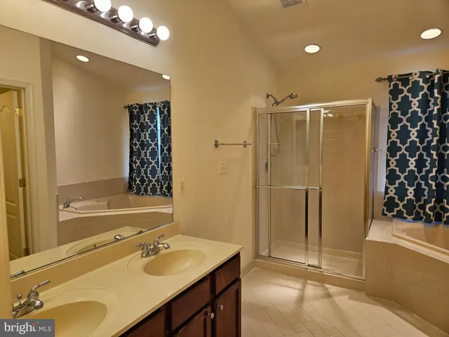 $3,000 | 25860 Commons Square, Chantilly, VA 20152