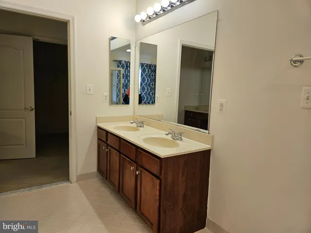 $3,000 | 25860 Commons Square, Chantilly, VA 20152