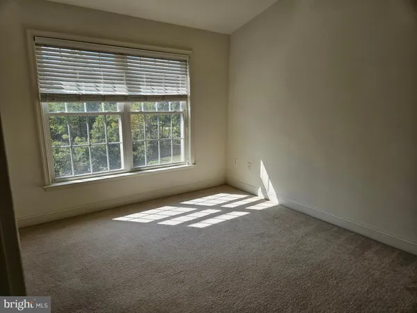 $3,100 | 25860 Commons Square, Chantilly, VA 20152
