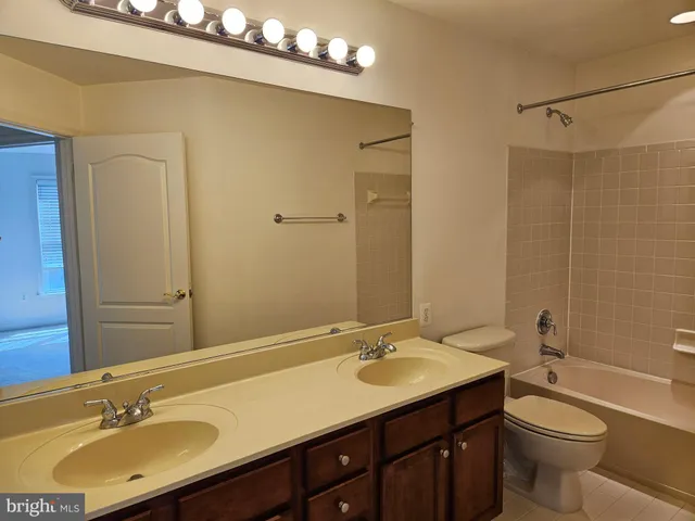 $3,000 | 25860 Commons Square, Chantilly, VA 20152