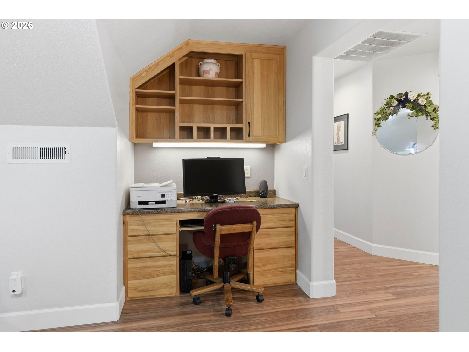 29778 Gimpl Hill Road Eugene, OR 97405 - Photo 25 of 43 a workspace with furniture