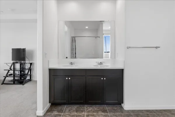a en suite bathroom with a sink and a mirror