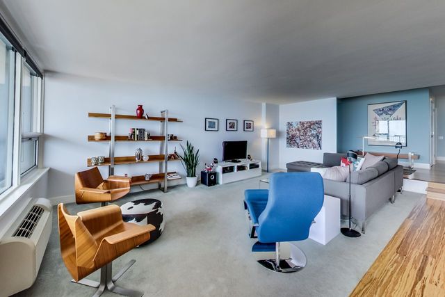 5733 North Sheridan Road, Unit 16B Chicago, IL 60660 - Photo 7 of 27 a room with furniture