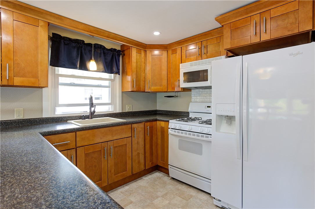 205 Budlong Road Cranston, RI 02920 - Photo 6 of 41