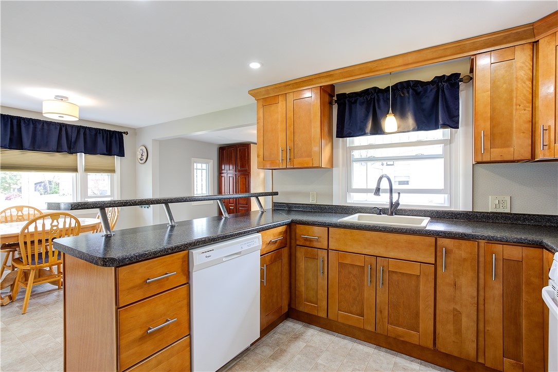 205 Budlong Road Cranston, RI 02920 - Photo 7 of 41