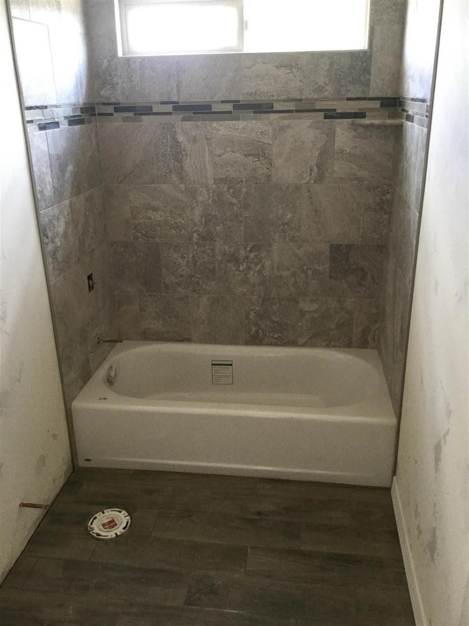 1919 J Road Fruita, CO 81521 - Photo 3 of 4 a bathroom with a bathtub