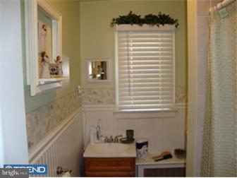 140 Manor Road Hatboro, PA 19040 - Photo 6 of 12 Bathroom