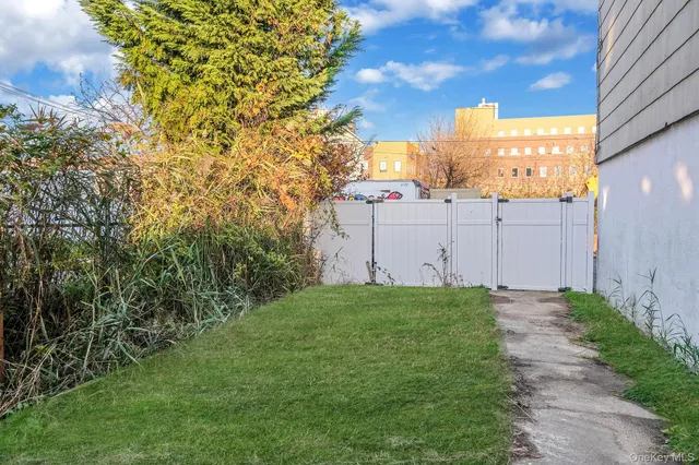 a view of a back yard