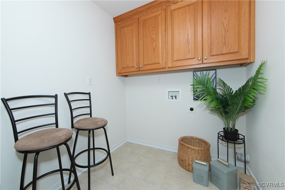 9595 Holdsworth Road Disputanta, VA 23842 - Photo 23 of 28 a vase of flowers sitting on a desk