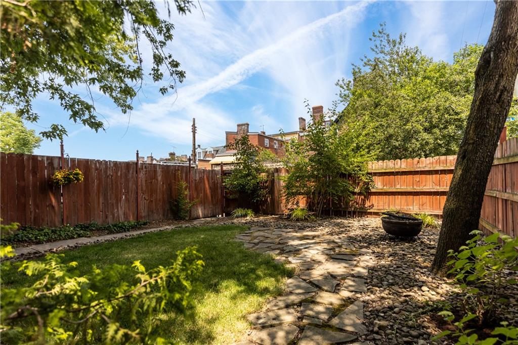 243 Fisk Street Pittsburgh, PA 15201 - Photo 33 of 34 a backyard of a house with lots of green space