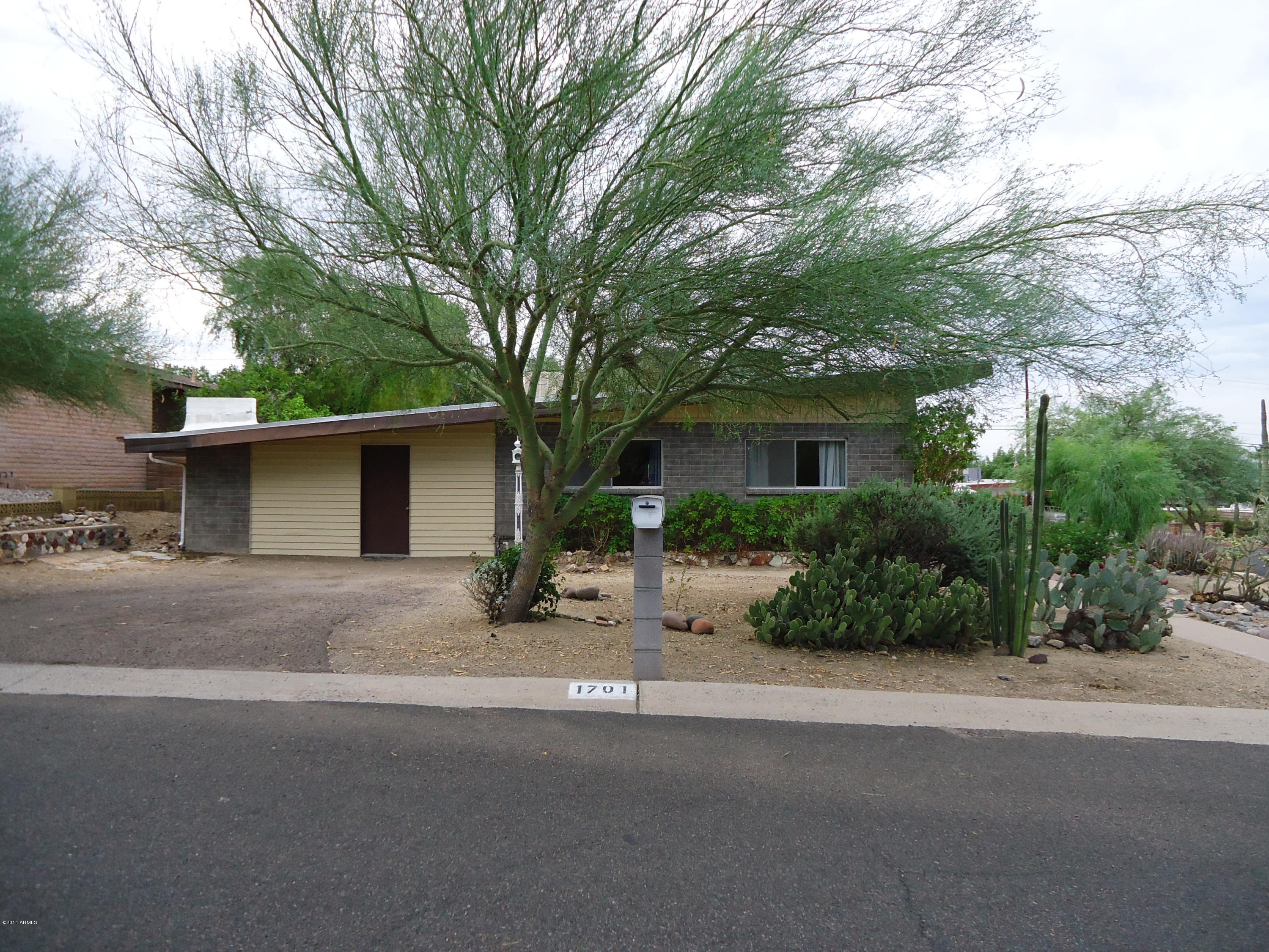 1701 East Mountain View Road Phoenix, AZ 85020 - Photo 3 of 34 DSC00928