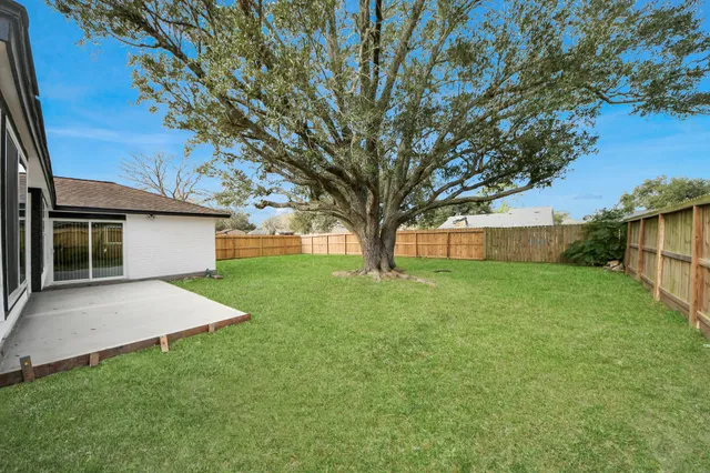 $2,300 | 5234 Abercreek Avenue, Friendswood, TX 77546