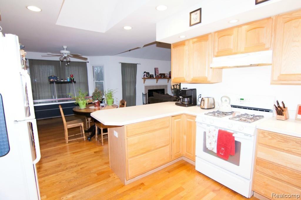 800 Jennings Road Whitmore Lake, MI 48189 - Photo 11 of 40 Open to living room