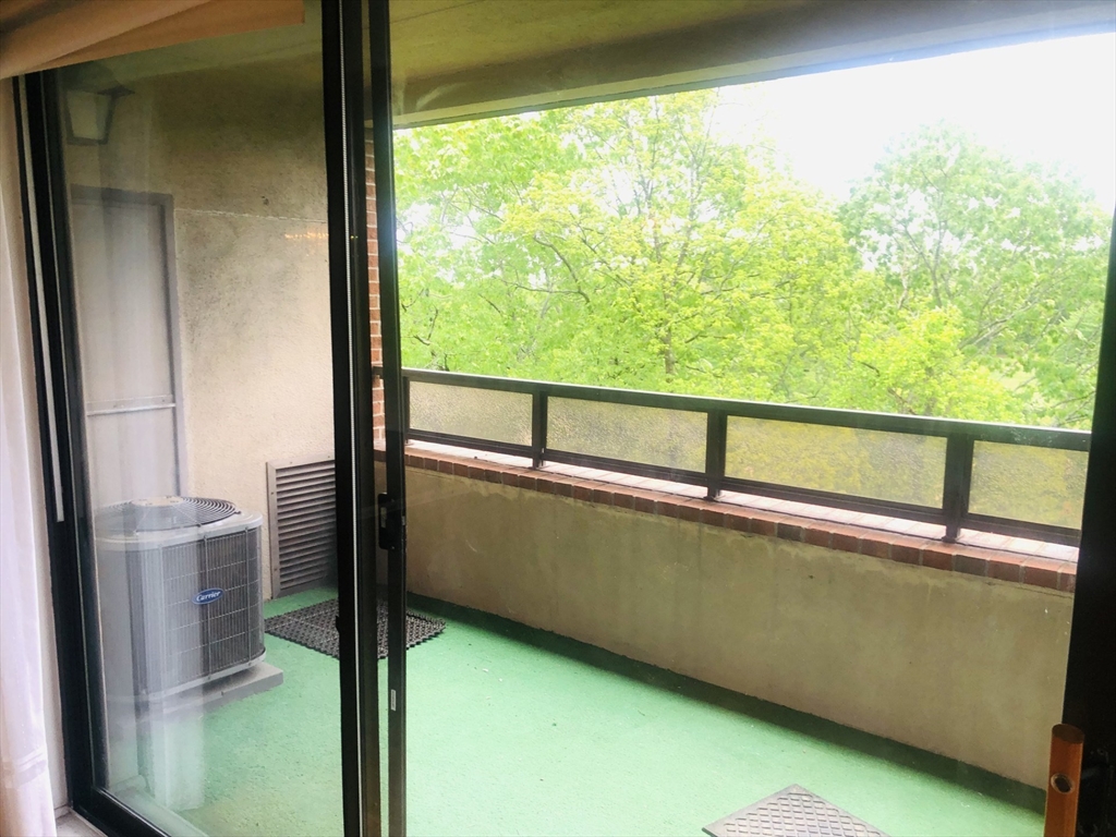 402 Paradise Road, Unit 2L Swampscott, MA 01907 - Photo 4 of 11 a view of a room with window