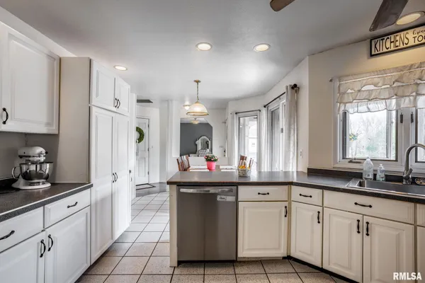 $299,900 | 1126 Sycamore Road, Carbondale, IL 62901