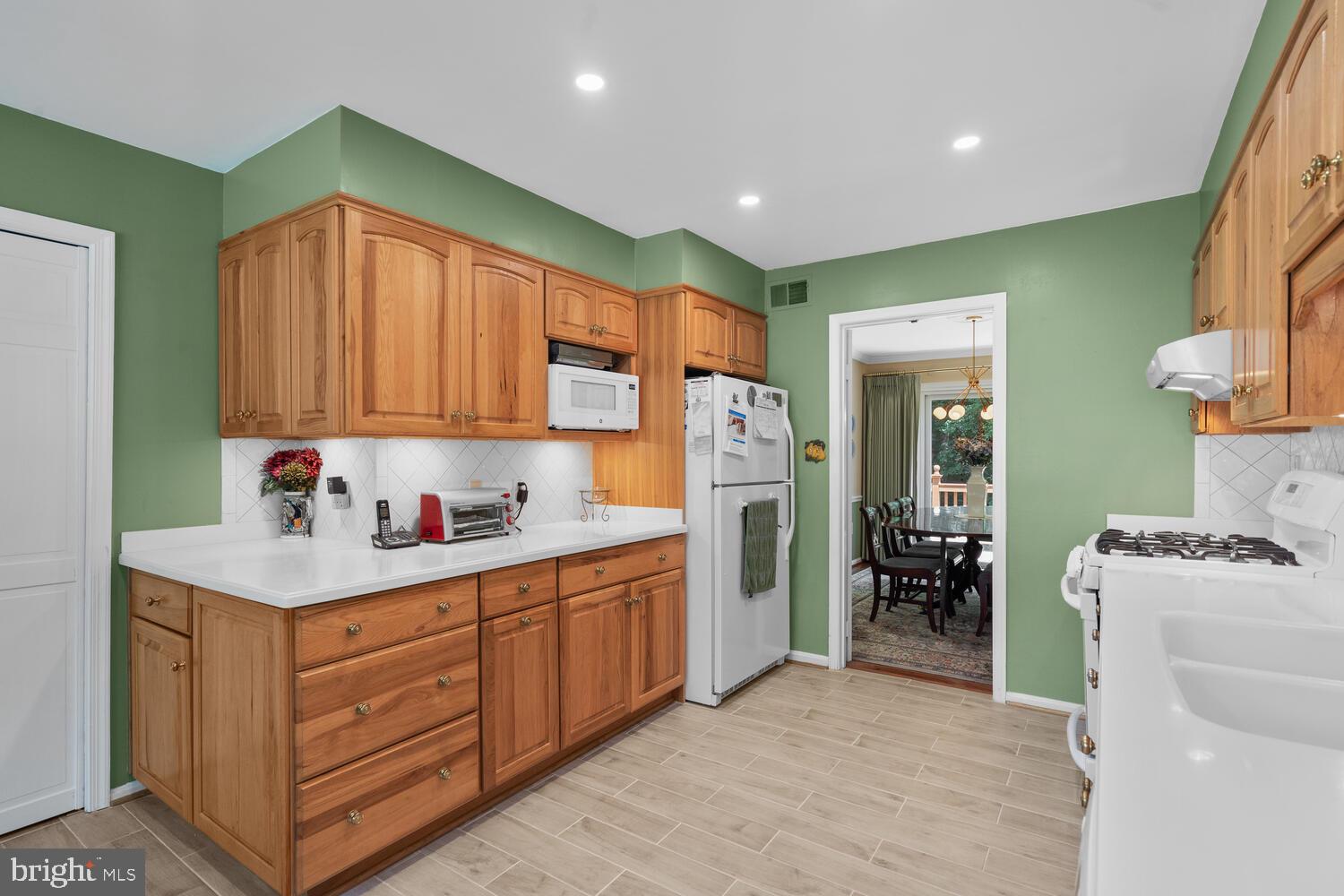 2404 Falling Creek Road Silver Spring, MD 20904 - Photo 12 of 47 Kitchen with Under Cabinet Lighting