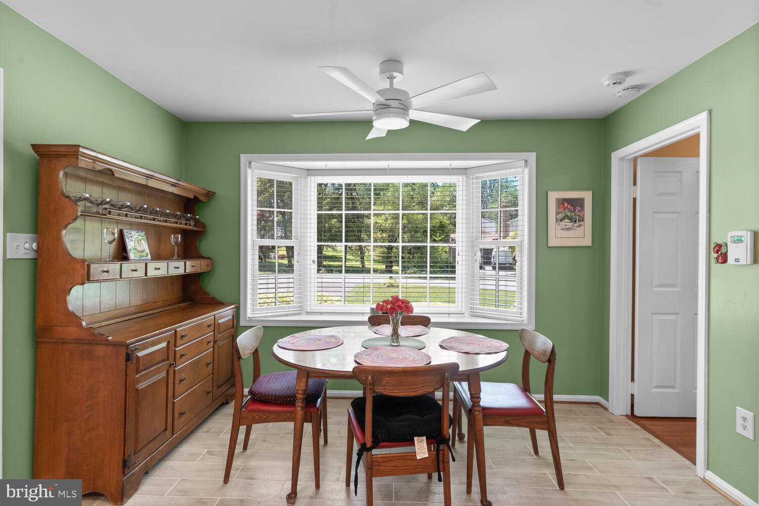 2404 Falling Creek Road Silver Spring, MD 20904 - Photo 16 of 47 Breakfast Area w/Bay Window