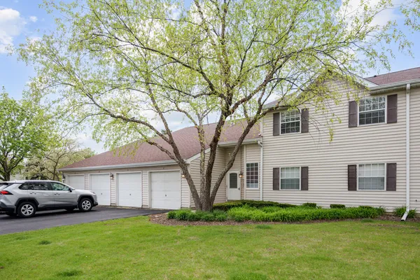 $2,030 | 117 Gant Circle, Unit F, Streamwood, IL 60107