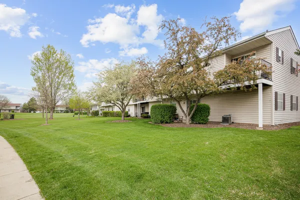 $2,030 | 117 Gant Circle, Unit F, Streamwood, IL 60107