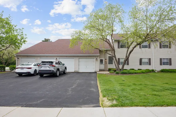 $2,030 | 117 Gant Circle, Unit F, Streamwood, IL 60107