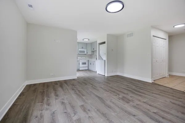 $2,030 | 117 Gant Circle, Unit F, Streamwood, IL 60107