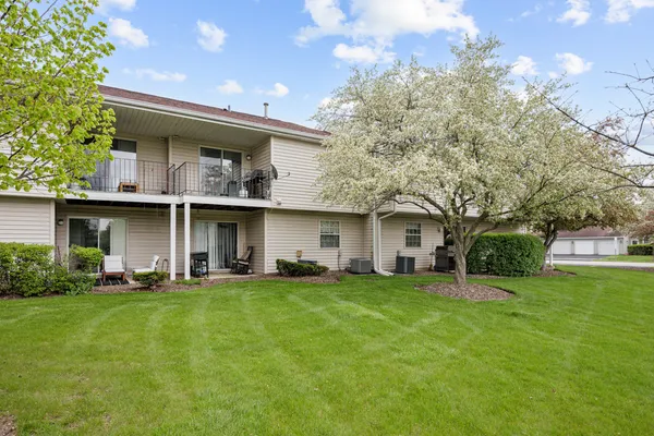 $2,030 | 117 Gant Circle, Unit F, Streamwood, IL 60107