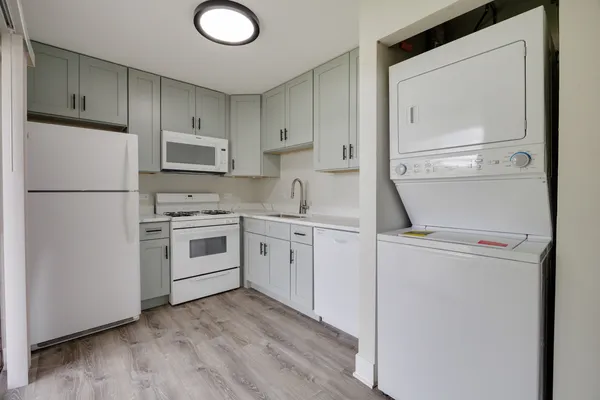 $2,030 | 117 Gant Circle, Unit F, Streamwood, IL 60107