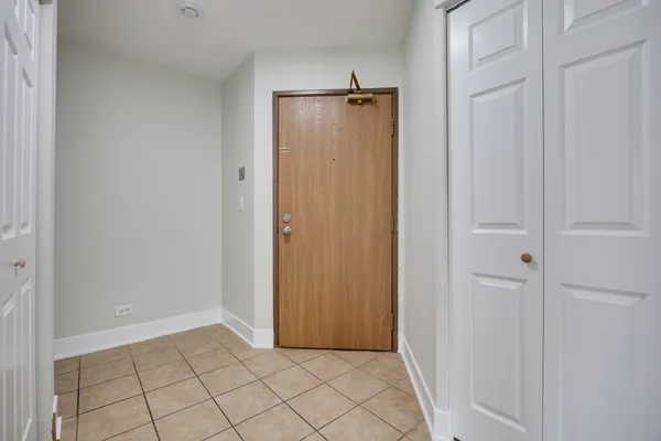 $2,030 | 117 Gant Circle, Unit F, Streamwood, IL 60107