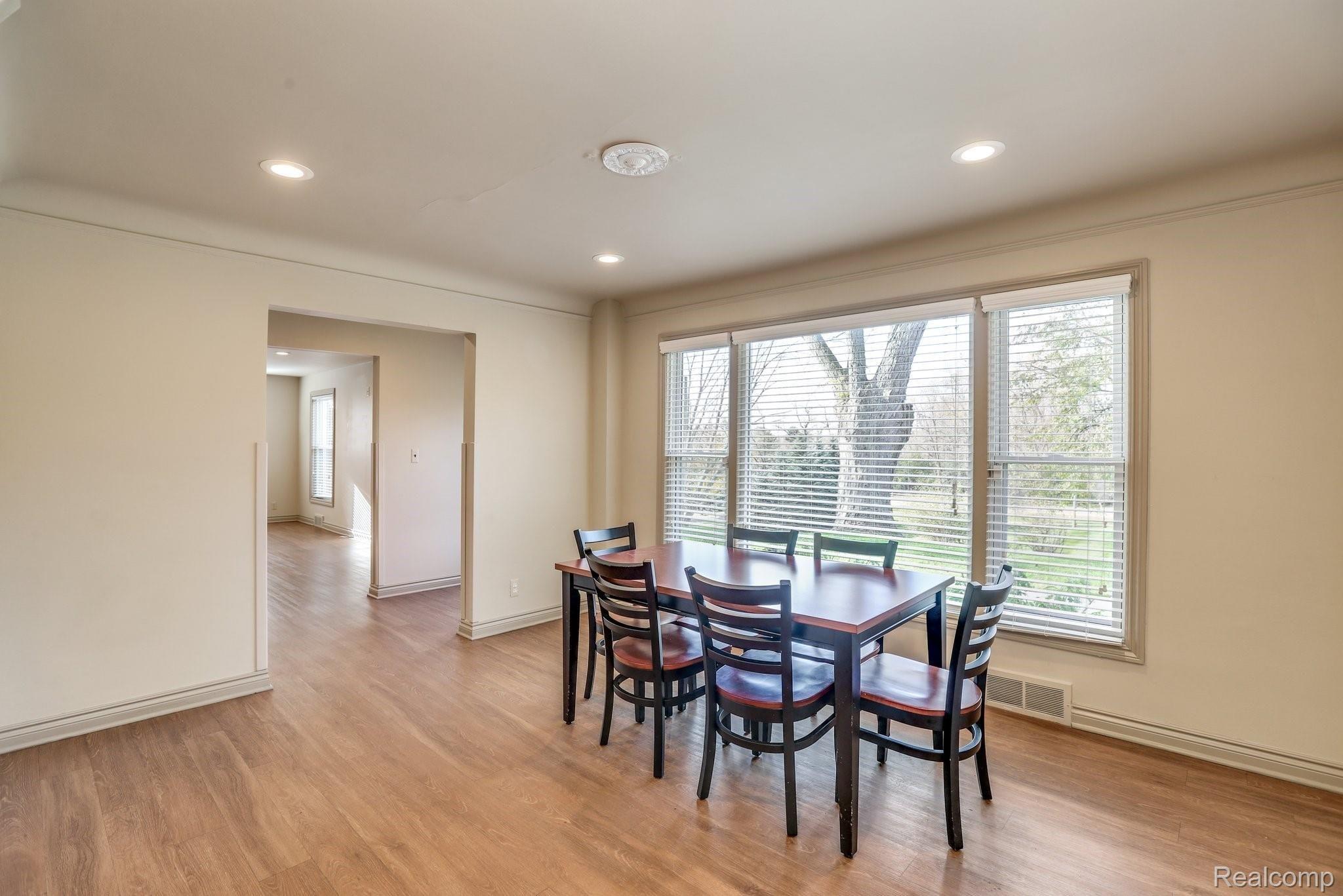 25304 Farmington Road Farmington, MI 48336 - Photo 18 of 62 Dining room