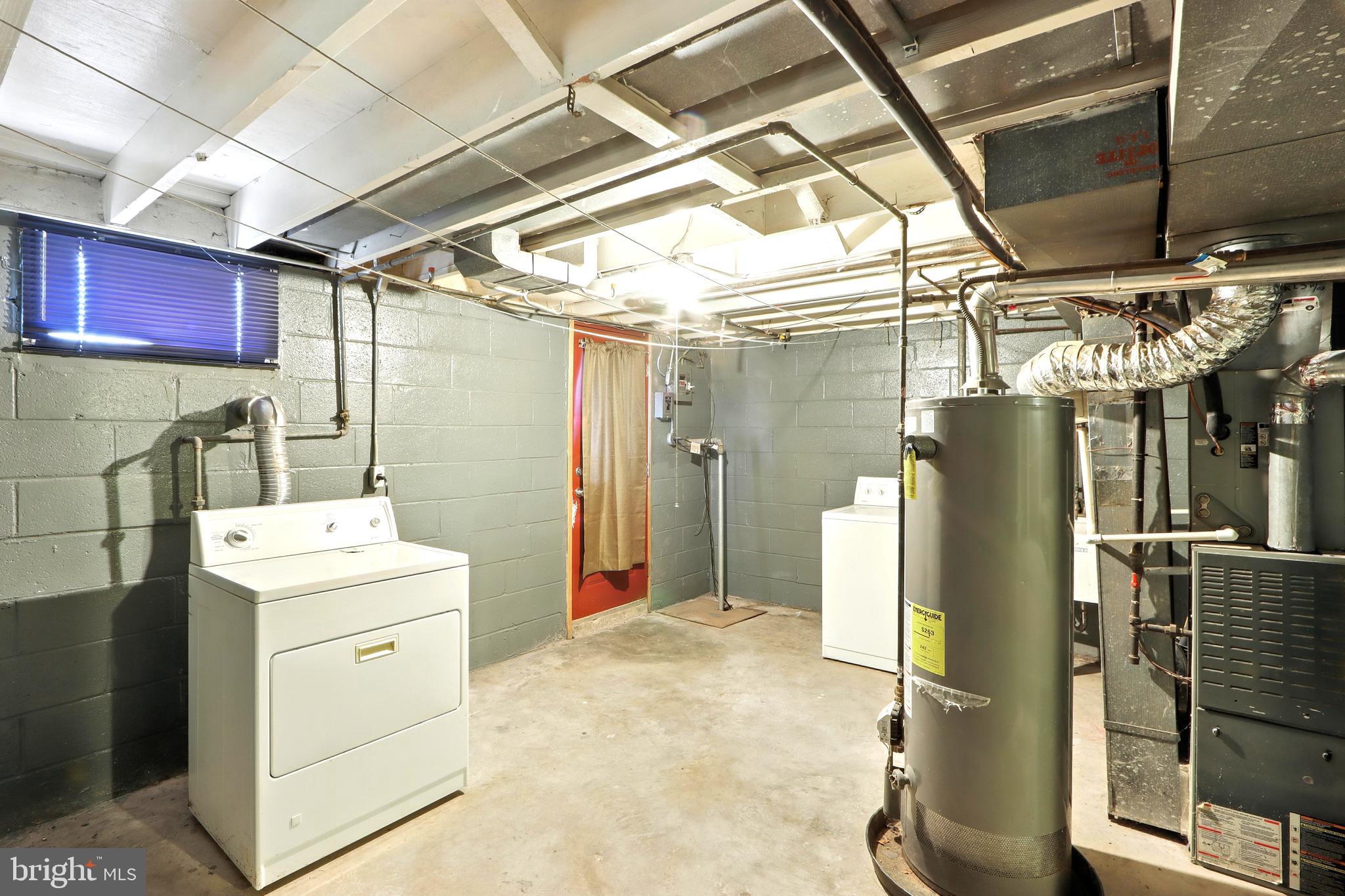 4255 Labyrinth Road Baltimore, MD 21215 - Photo 25 of 27 a utility room with dryer and washer