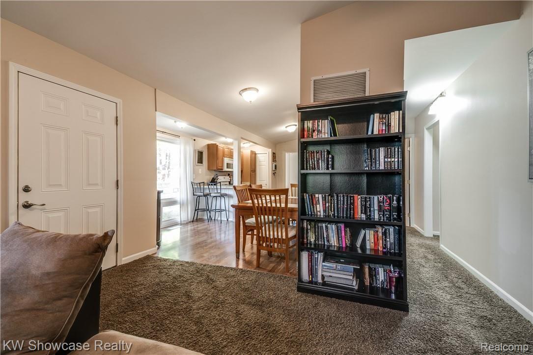 1388 Omega Road Walled Lake, MI 48390 - Photo 9 of 21 Interiors (10 of 20).jpg