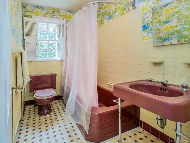 $1,299,000 | 43 Amherst Road, Port Washington, NY 11050