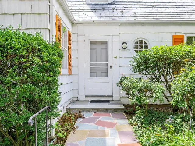 $1,299,000 | 43 Amherst Road, Port Washington, NY 11050