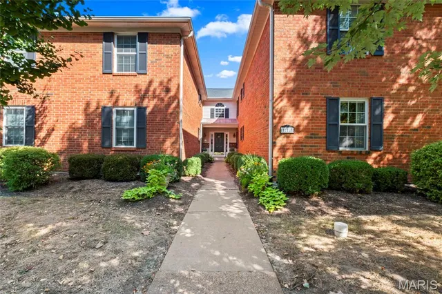$300,000 | 117 East Clinton Place, Unit 7, Kirkwood, MO 63122