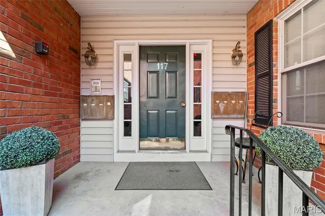 $300,000 | 117 East Clinton Place, Unit 7, Kirkwood, MO 63122