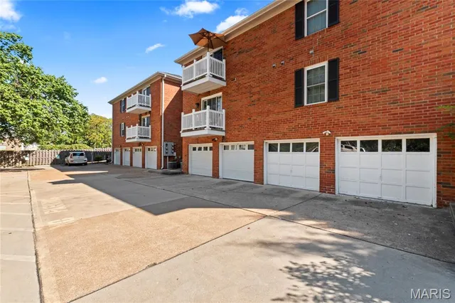 $300,000 | 117 East Clinton Place, Unit 7, Kirkwood, MO 63122