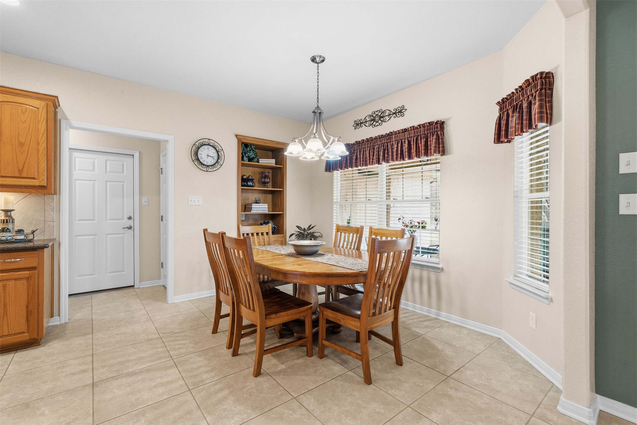 420 Rundberg Drive Jarrell, TX 76537 - Photo 9 of 28 Breakfast area