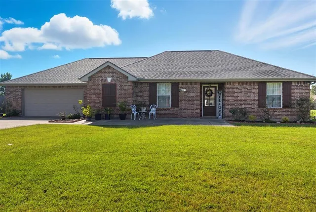 $289,500 | 2613 East Robinwood Drive, Lake Charles, LA 70611