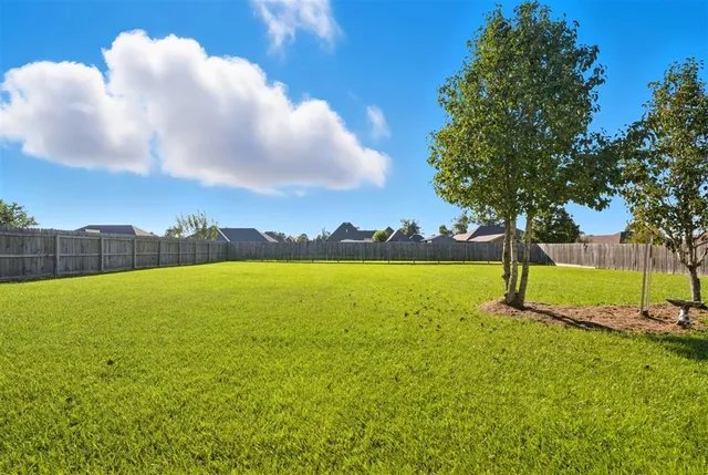 $289,500 | 2613 East Robinwood Drive, Lake Charles, LA 70611