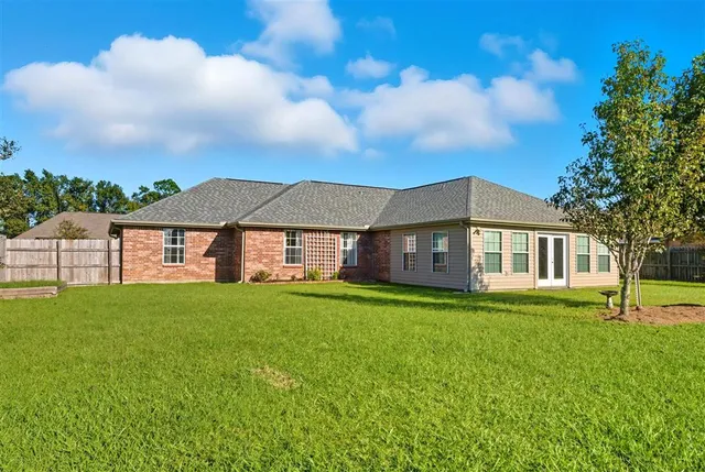 $289,500 | 2613 East Robinwood Drive, Lake Charles, LA 70611