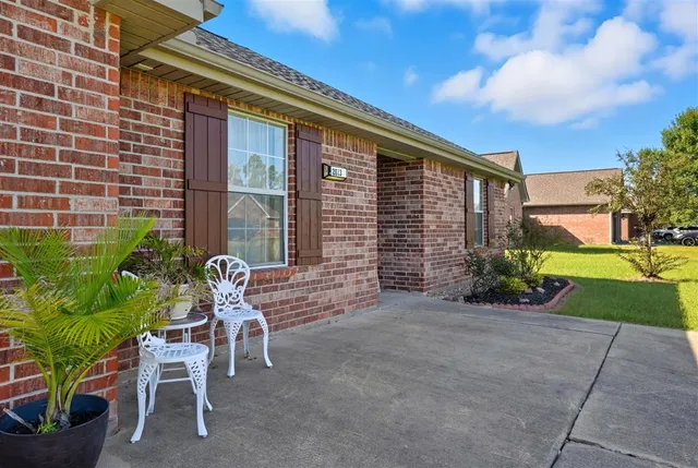 $289,500 | 2613 East Robinwood Drive, Lake Charles, LA 70611