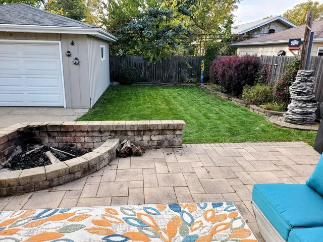 a view of a house with backyard and sitting area