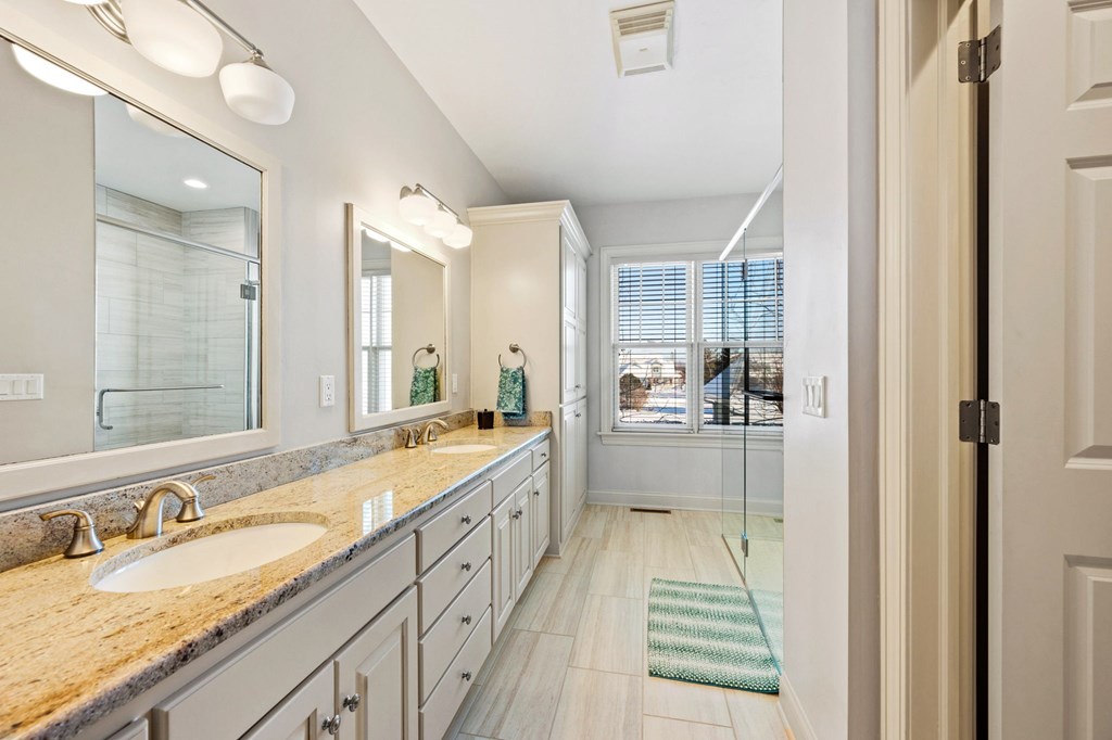 7135 Ida Red Road, Unit 2104 Egg Harbor, WI 54209 - Photo 21 of 34 Primary Bath