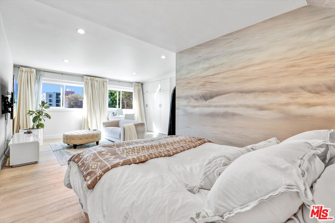 5101 Keli Court Los Angeles, CA 90066 - Photo 20 of 29 a bedroom with double bed and a couch