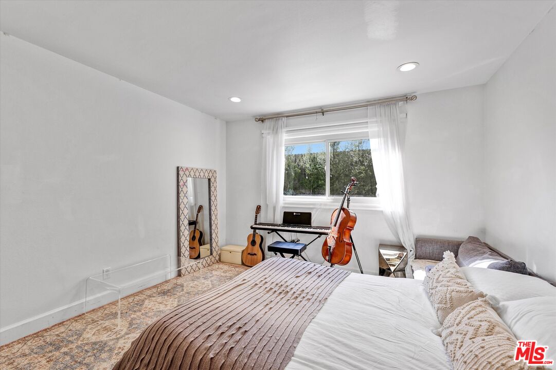 5101 Keli Court Los Angeles, CA 90066 - Photo 25 of 29 a bed room with a bed and a window